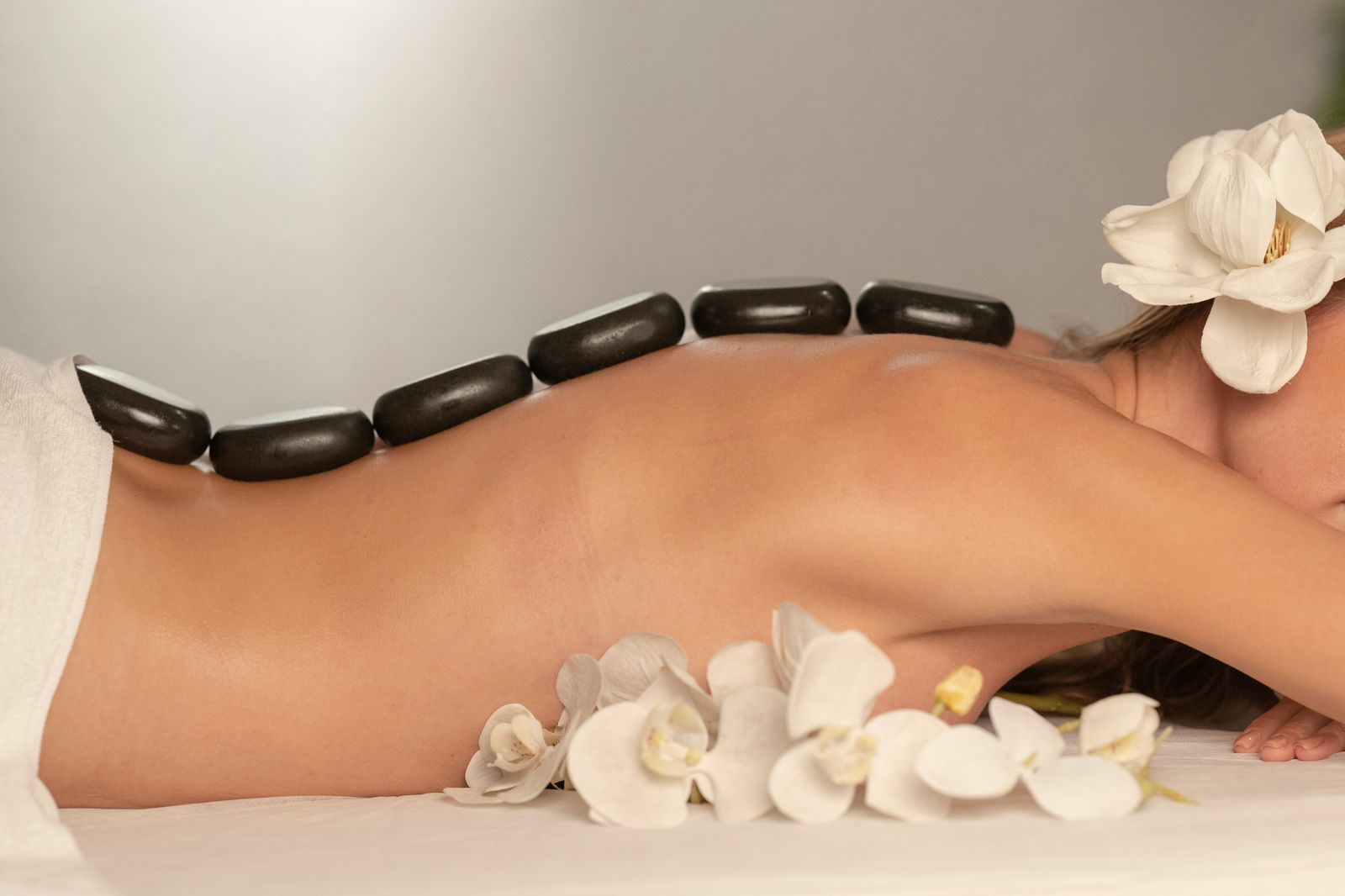 Hot-Stone-Massage: warme Basaltsteine auf dem Rücken